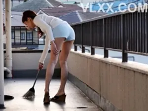 Chồng và bạn của anh ta xuất tinh vào bên trong vợ mà không có biện pháp bảo vệ