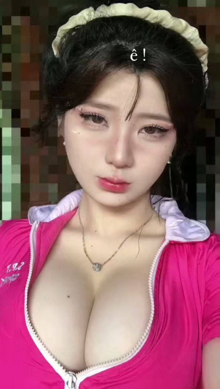 Con đĩ nhỏ chân dài to cứng cáp