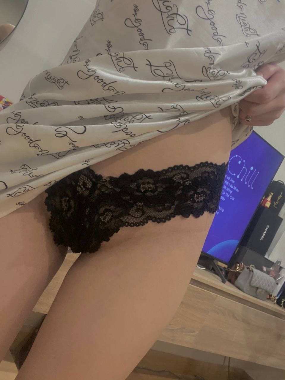 Cô nàng muốn chi trả tiền nợ vì mãi bấm điện thoại gây tai nạn xe đạp